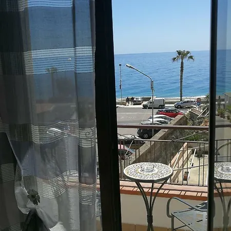 La Finestra Sul Mare Couette-café Letojanni